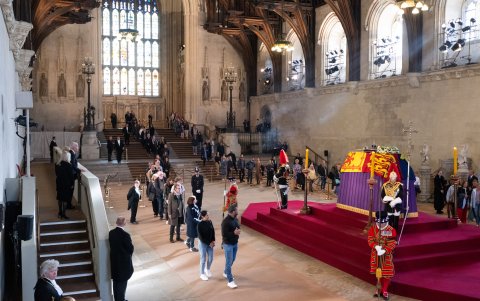 Centenares de invitados llegaron al velorio de la reina Isabell II