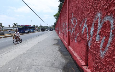 En mal estado se observan los murales en Guayaquil