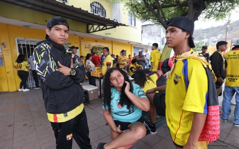 Hinchas de Barcelona en las afueras del Monumental para el tradicional banderazo.