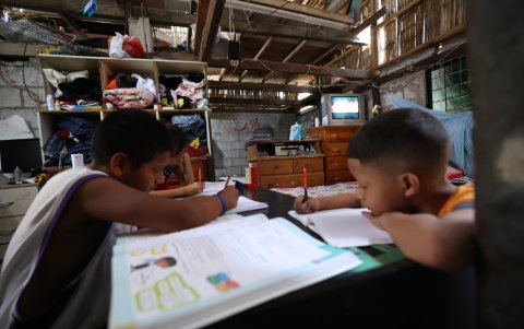 Empeño. Algunos niños no quieren perder el ritmo del aprendizaje y, aunque no van a la escuela, esperan pronto hacerlo.