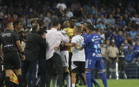 Los jugadores de Emelec y Barcelona en una gresca.