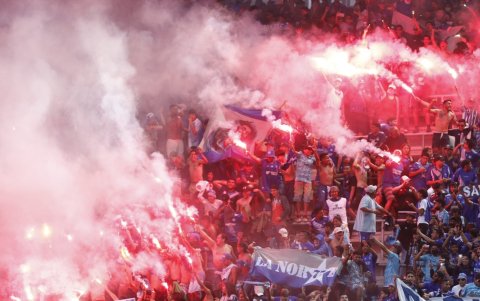 Se encendieron bengalas en las graderías del Capwell.