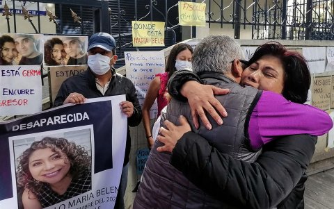 Elizabeth Otavalo (d), madre de la abogada María Belén Bernal, en una manifestación en búsqueda de su hija.