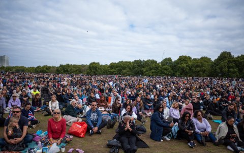 Cientos de personas ven el funeral de la reina Isabel II en la pantalla en Hyde Park en Londres este lunes.