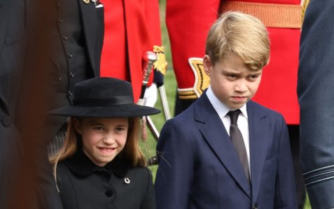 Charlotte luce un broche en forma de herradura.