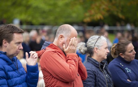 Un grupo de personas ve el funeral de la Reina Isabel II en una pantalla grande en el Long Walk en el Castillo de Windsor este 19 de septiembre.