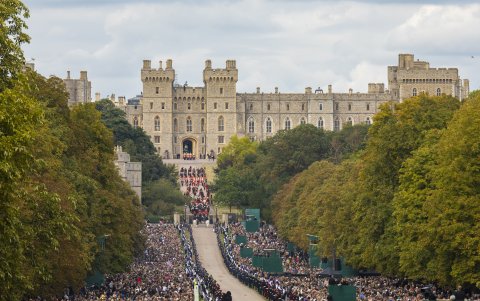 El féretro de la difunta reina Isabel II de Gran Bretaña es transportado en coche fúnebre a través de un abarrotado The Long Walk, en el Castillo de Windsor, este lunes 19 de septiembre.