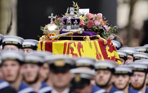 Militares portan el féretro de la reina Isabel II durante el Funeral de Estado celebrado este lunes en Londres. La reina Isabel II de Gran Bretaña murió en su finca escocesa, el castillo de Balmoral, el 8 de septiembre de 2022. La reina, de 96 años, era la monarca que más tiempo ha reinado en la historia de Gran Bretaña.