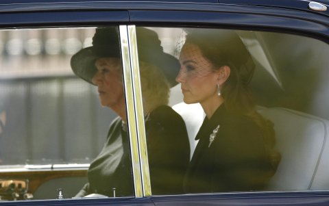 Camilla (i), la reina consorte, y la princesa de Gales, Catalina (d), en un automóvil en el cortejo fúnebre con los restos de Isabel II transportados en un carro de armas desde el Palacio de Buckingham hasta la sede del Parlamento en Westminster en Londres, Gran Bretaña, el 14 de septiembre de 2022. Después de un breve servicio, comenzará el funeral de la Reina, que durará cuatro días y finalizará en la mañana del el funeral de estado el 19 de septiembre.