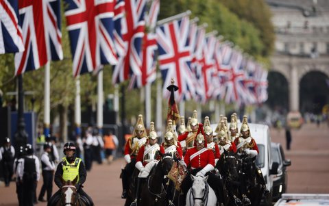 Miembros de la Caballería recorren el Mall de Londres antes de la procesión para llevar el cuerpo de la difunta Reina Isabel II desde el Palacio de Buckingham hasta Westminster Hall este 14 de septiembre.