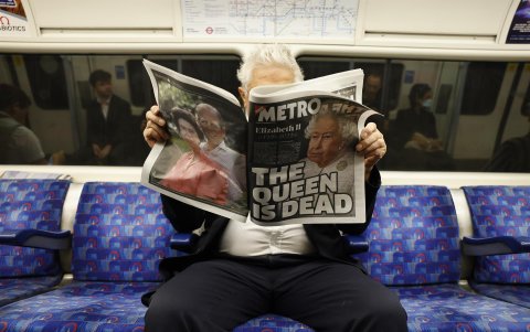 Un hombre lee un periódico con la noticia de la muerte de la reina Isabel II en portada, este viernes en Londres.