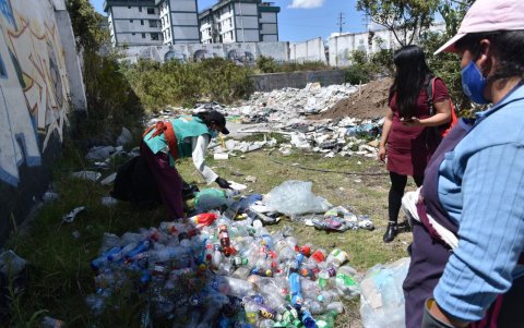 Botadero. María y su hija usan el terreno como un espacio para clasificar las botellas plásticas que recogen en los edificios cercanos. A veces han hallado ratas.