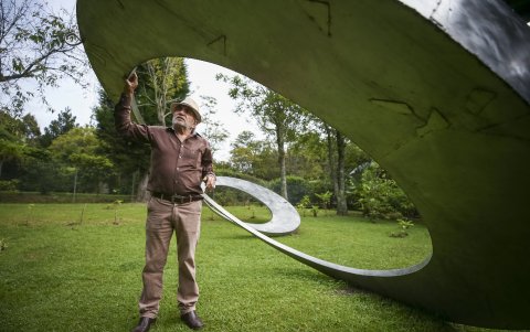 Presencia. El escultor Jesús Cobo colocará representaciones del satélite en acero inoxidable, junto al Intiwatana, el 