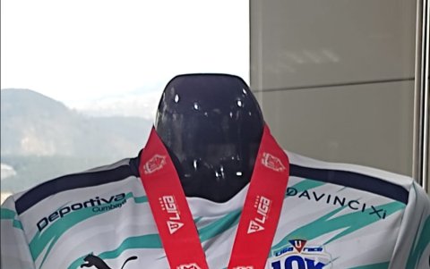 Camiseta y medalla de la competencia.