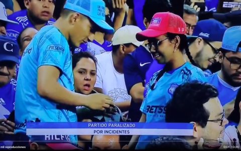 Pedida de mano en la barra emelecista.