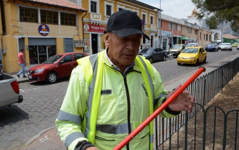 Casi armados. Los cuidadores de carros optan por herramientas de apoyo caseras para defenderse de presuntas bandas criminales que operan en la plaza central de Tumbaco, principalmente.