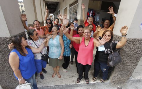 El vecindario se reunió y lo celebro en la casa más antigua