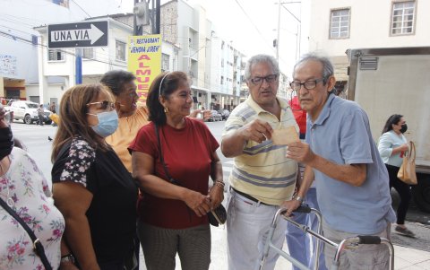 Miraban fotos, contaban historias y recordaban anécdotas