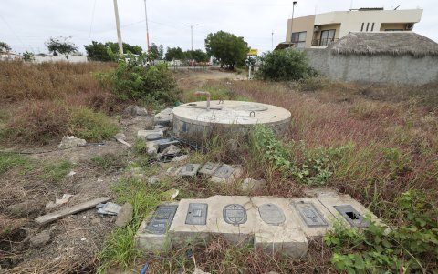 Las Brisas. Los vecinos    también conviven con el polvo, pero lo que más llama la atención es la forma en que fueron colocados los medidores de agua.