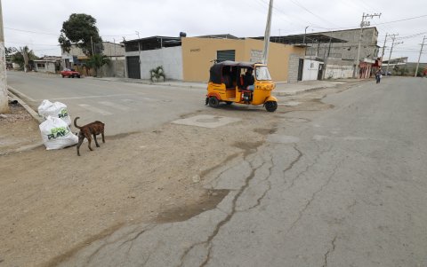 En el barrio Caracoles y sectores aledaños las calles lucen agrietadas y son pocos los que han construido por su cuenta las aceras.