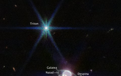 magen de Neptuno tomada el 12 de julio de 2022 por la Cámara de Infrarrojo Cercano del telescopio espacial James Webb que enfoca los anillos del planeta por primera vez en más de tres décadas.