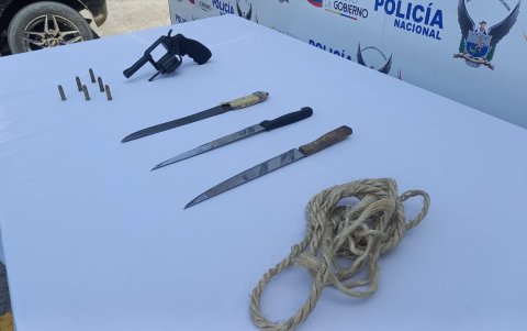 Las armas blancas que se incautaron y la soga con la que estaba atada la víctima.