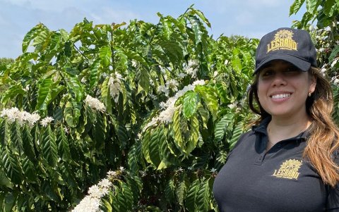 Denise junto a las plantaciones de café.