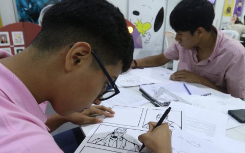 En la Feria del Libro los jóvenes se divierten dibujando sus personajes favoritos..