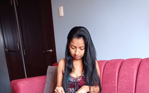 Carmen Plúa, afiliada activa, reclama al IESS que le proporcione un catéter que requiere por su condición médica o que la derive.