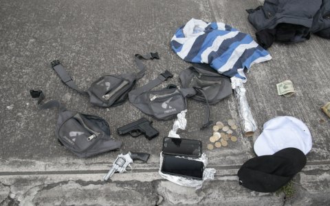 Evidencia. Entre las pertenencias encontraron dos armas de fuego, una artesanal y otra de juguete.