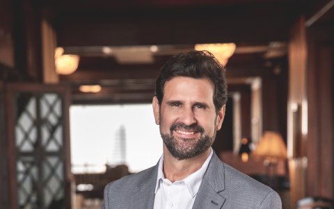 Antonio ama realizar las tareas del hogar los fines de semana. Se considera un buen amo de casa.