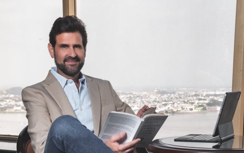 Cuando era más joven fue un destacado deportista en baloncesto y ping pong.