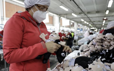 Trabajo. Una mujer une piezas de una réplica de peluche del ‘Dr. Simi’.