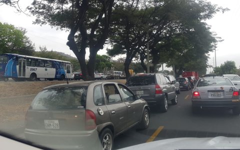 Queja. Los conductores tuvieron que esperar largos minutos para avanzar en la vía.