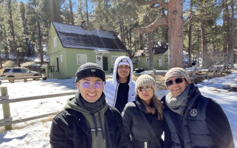 Jerry Navas junto a su esposa e hijos.