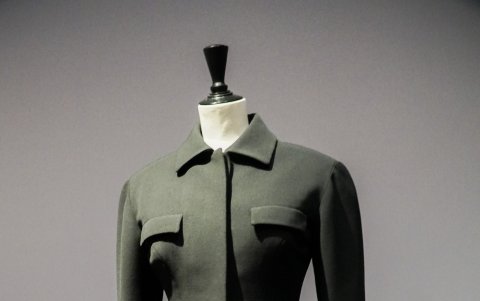 Vista de unas creaciones de Cristóbal Balenciaga, en telas de algodón negro que usaba para diseñar sus piezas de arte.