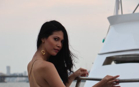 MODA VESTIDOS PINTADOS A MANO PERIODISTA :GIANELLA MUÑOZ FECHA : 20/09/2022 Agencia (ag-extra)