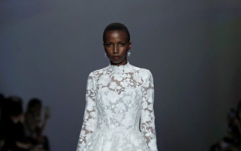 Vestido de encajes y cuello cerrado