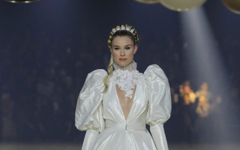 Vestido con mangas acampanadas.