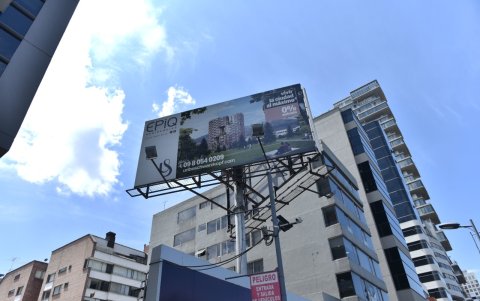 Libres. Hay estructuras gigantes con espacio para nuevas lonas, generalmente son utilizadas por constructoras.