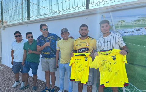 Compatriotas residentes en Madrid hicieron firmar sus camisetas.