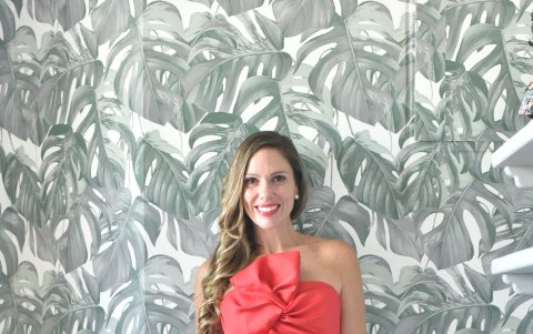 En su armario abunda el color como una alegoría a la vida y la necesidad de atraer buenas vibras.