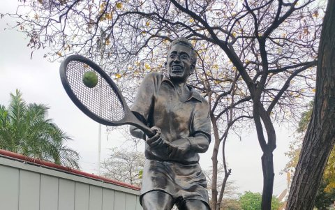La escultura se encuentra junto al Guayaquil Tenis Club, en el Malecón del Salado.
