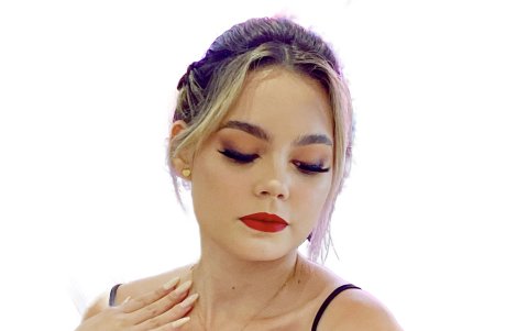 Es importante complementar con un buen delineado de cejas y poner mucho rímel en las pestañas, o usar postizas.