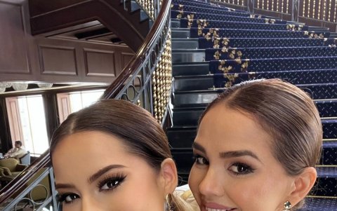 Con su madre, Carolina Aguirre.