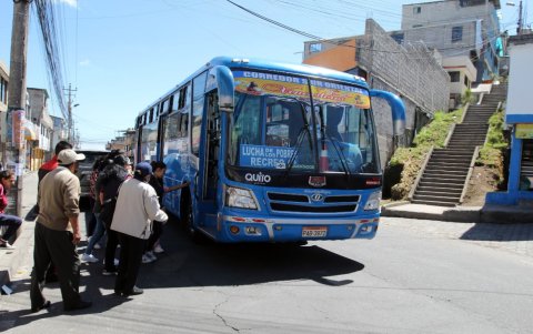 Insuficiente. El alimentador del sistema del Trolebús es el único que circula por el sector. En horas pico es imposible acceder a uno, dicen los moradores