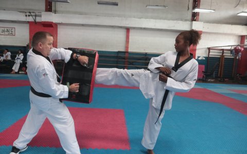 Miley Guanga, estudiante de la Unidad Educativa Fiscal América, se ubica entre las tres mejores de América en taekwondo.