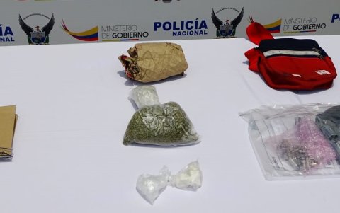 Entre las evidencias constan paquetes de marihuana y un arma de fuego.