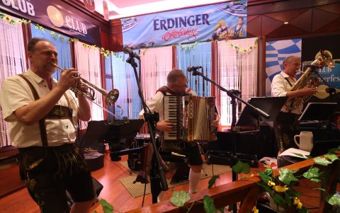 Música.- El grupo Deluxe toca en el hotel Hilton Colón.