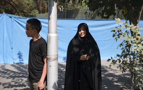 Una mujer y su hijo participan en marchas promovidas por el Gobierno contra las protestas
